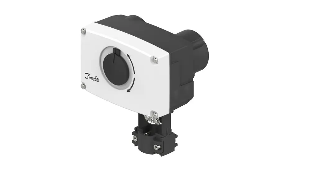 Danfoss elektrischer Stellantrieb in kompaktem Design mit Bedienelement und Klemmen. Geeignet für Heizungs- und Klimaanwendungen.
